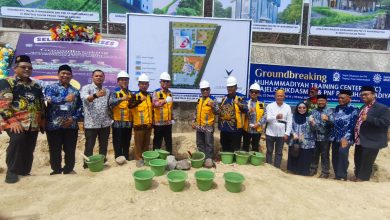 Narasi: Tokoh pimpinan PP Muhammadiyah melakukan prosesi groundbreaking pembangunan gedung Muhammadiyah Training Center (MTC) di Kulon Progo.