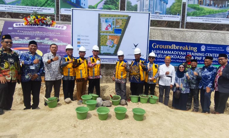 Narasi: Tokoh pimpinan PP Muhammadiyah melakukan prosesi groundbreaking pembangunan gedung Muhammadiyah Training Center (MTC) di Kulon Progo.