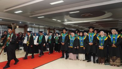 Prosesi wisuda UNIMUGO 2026, tampak barisan senat dan wisudawan berjalan di atas karpet merah dipimpin pembawa petaka, di dalam Auditorium Universitas Muhammadiyah Gombong.