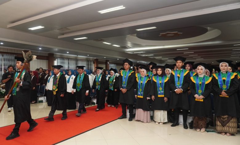 Prosesi wisuda UNIMUGO 2026, tampak barisan senat dan wisudawan berjalan di atas karpet merah dipimpin pembawa petaka, di dalam Auditorium Universitas Muhammadiyah Gombong.