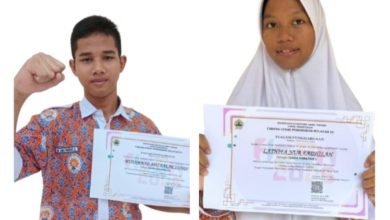 Dua siswa SMA At-Tajdid Muhammadiyah Blora, Lathifa Nur F dan Muhammad Abu Bakar Z, memegang piagam penghargaan FLS2N Kabupaten Blora 2026.