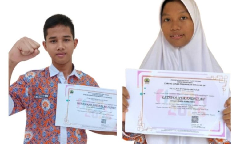 Dua siswa SMA At-Tajdid Muhammadiyah Blora, Lathifa Nur F dan Muhammad Abu Bakar Z, memegang piagam penghargaan FLS2N Kabupaten Blora 2026.