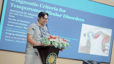 Prof. Dr. Firdaus Hariri dari Universiti Malaya menyampaikan materi TMJ Disorder dalam kuliah tamu internasional di FKG UMS Surakarta.(Fungsi: Membantu SEO Google Images dan pembaca layar bagi tunanetra. Mengandung keyword utama: TMJ Disorder, FKG UMS).