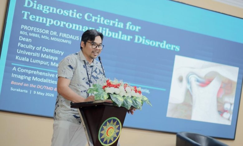 Prof. Dr. Firdaus Hariri dari Universiti Malaya menyampaikan materi TMJ Disorder dalam kuliah tamu internasional di FKG UMS Surakarta.(Fungsi: Membantu SEO Google Images dan pembaca layar bagi tunanetra. Mengandung keyword utama: TMJ Disorder, FKG UMS).
