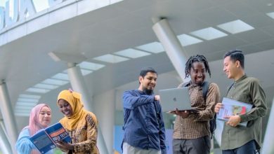 Sekelompok mahasiswa internasional UMS berdiskusi di depan Gedung Induk Siti Walidah saat periode PMB UMS 2026 sebagai kampus unggulan di Indonesia.