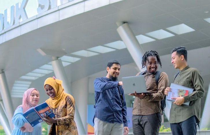 Sekelompok mahasiswa internasional UMS berdiskusi di depan Gedung Induk Siti Walidah saat periode PMB UMS 2026 sebagai kampus unggulan di Indonesia.