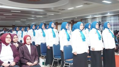 Barisan lulusan dalam prosesi khidmat Sumpah Apoteker UNIMUGO di Auditorium Universitas Muhammadiyah Gombong.