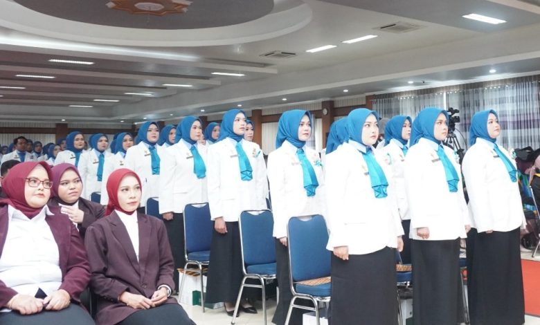 Barisan lulusan dalam prosesi khidmat Sumpah Apoteker UNIMUGO di Auditorium Universitas Muhammadiyah Gombong.