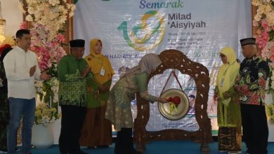 Prosesi pemukulan gong oleh tokoh perempuan dalam pembukaan Semarak Milad ke-109 'Aisyiyah Purworejo di Pendopo Kabupaten.