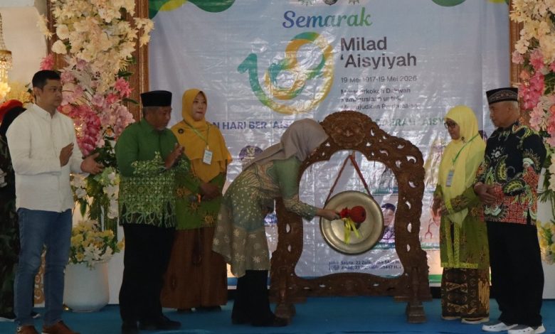 Prosesi pemukulan gong oleh tokoh perempuan dalam pembukaan Semarak Milad ke-109 'Aisyiyah Purworejo di Pendopo Kabupaten.
