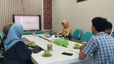 Suasana rapat koordinasi antara pengurus Lazismu Kabupaten Pekalongan dan manajemen El Chicken mengenai program pemberdayaan ekonomi umat 2026.