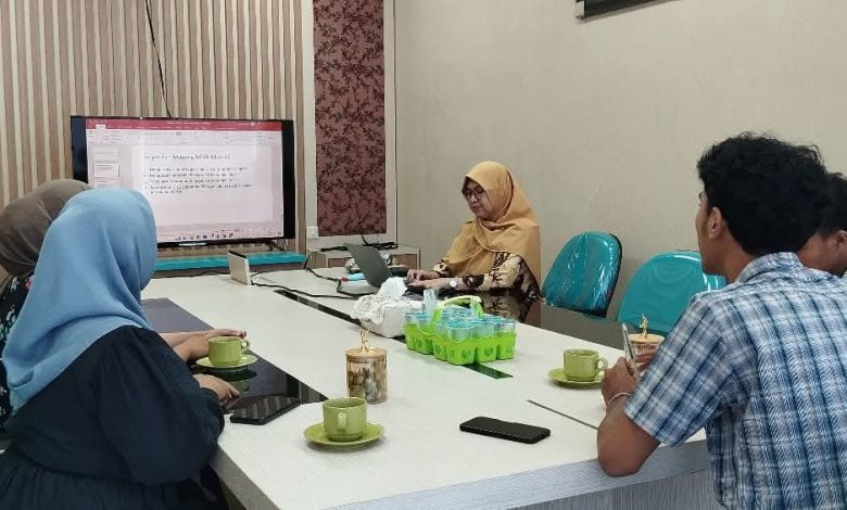 Suasana rapat koordinasi antara pengurus Lazismu Kabupaten Pekalongan dan manajemen El Chicken mengenai program pemberdayaan ekonomi umat 2026.