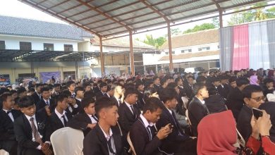 Ratusan siswa SMK Muhammadiyah Bumiayu mengenakan jas hitam mengikuti acara Haflah Pelepasan di Hanggar SMK Mutubumi.