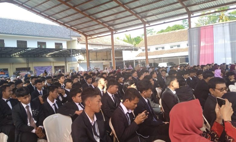 Ratusan siswa SMK Muhammadiyah Bumiayu mengenakan jas hitam mengikuti acara Haflah Pelepasan di Hanggar SMK Mutubumi.