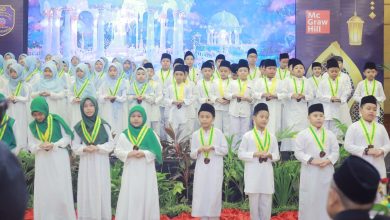 Ratusan murid SD Muhammadiyah PK Solo berbaris di panggung mengenakan seragam wisuda putih, jilbab, peci, dan kalung medali hijau-kuning saat prosesi Wisuda Tahfiz dan Tilawah.