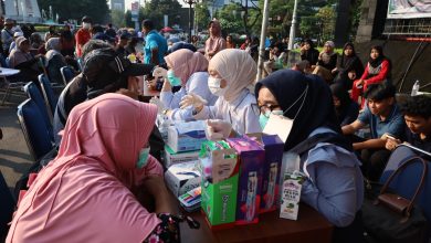 Mahasiswa Unimus memberikan layanan pemeriksaan gigi dan kesehatan gratis kepada warga saat Car Free Day di Simpang Lima Semarang.
