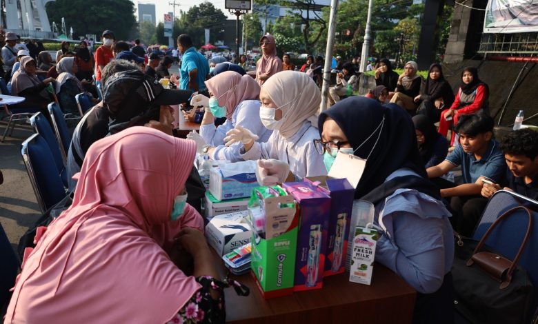 Mahasiswa Unimus memberikan layanan pemeriksaan gigi dan kesehatan gratis kepada warga saat Car Free Day di Simpang Lima Semarang.