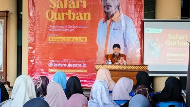 Ikhwanushoffa S.Pd mengisi kajian Safari Qurban Lazismu di Masjid At Taqwa PDM Jepara.