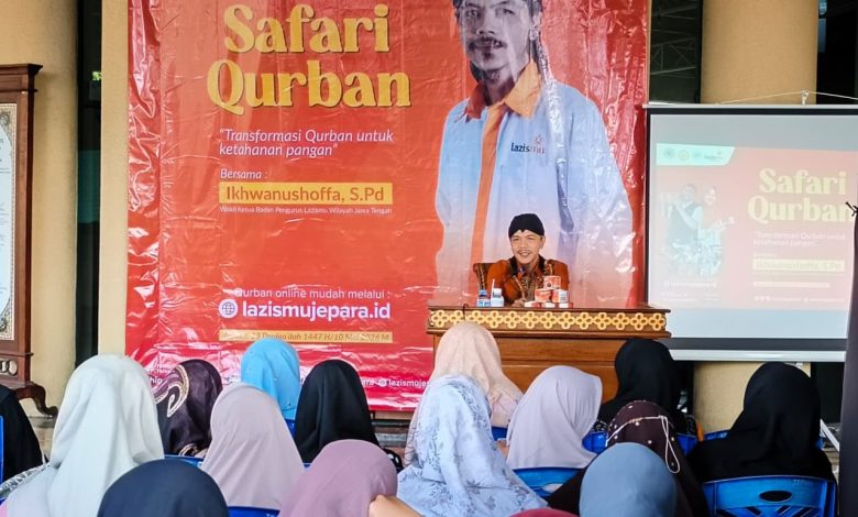 Ikhwanushoffa S.Pd mengisi kajian Safari Qurban Lazismu di Masjid At Taqwa PDM Jepara.
