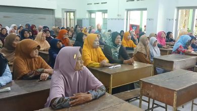 Jemaah ibu-ibu Aisyiyah menyimak pengajian rutin di Solo dengan tema takwa solusi masalah.