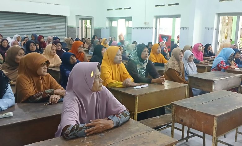 Jemaah ibu-ibu Aisyiyah menyimak pengajian rutin di Solo dengan tema takwa solusi masalah.