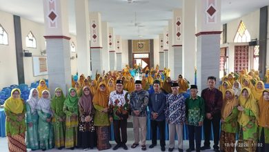 Foto bersama pengurus PCA Batang, tamu undangan, dan kader 'Aisyiyah dalam acara Milad 'Aisyiyah ke-109 di Gedung Multiguna 'Aisyiyah Kauman. Di baris depan terlihat Ibu Dyah Eniati, SE, MM, Ustadz Ahmad Fatihin, M.Si, dan perwakilan PCM/PDM, serta kader wanita mengenakan seragam hijau khas 'Aisyiyah.