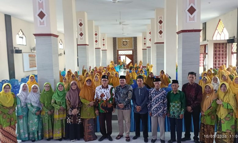 Foto bersama pengurus PCA Batang, tamu undangan, dan kader 'Aisyiyah dalam acara Milad 'Aisyiyah ke-109 di Gedung Multiguna 'Aisyiyah Kauman. Di baris depan terlihat Ibu Dyah Eniati, SE, MM, Ustadz Ahmad Fatihin, M.Si, dan perwakilan PCM/PDM, serta kader wanita mengenakan seragam hijau khas 'Aisyiyah.
