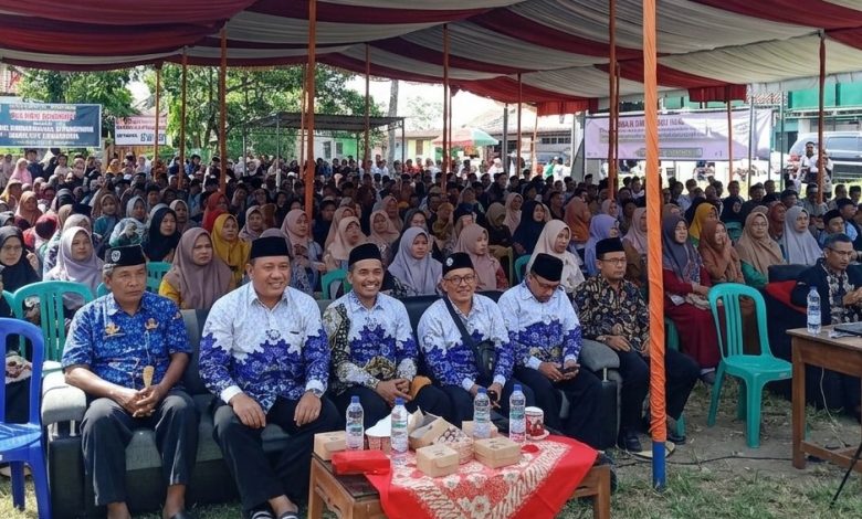 Ribuan jamaah Muhammadiyah mengikuti Pengajian Jumat Kliwon di halaman Pesantren Al-Kautsar PCM Bumiayu Brebes.