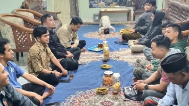 Suasana hangat diskusi lesehan pemuda PCPM Kandangan dalam acara Pos Ronda 10 di beranda rumah warga.