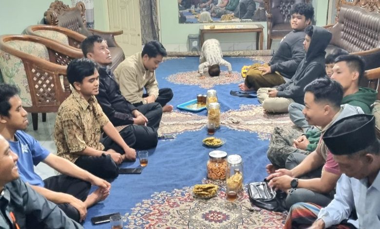 Suasana hangat diskusi lesehan pemuda PCPM Kandangan dalam acara Pos Ronda 10 di beranda rumah warga.