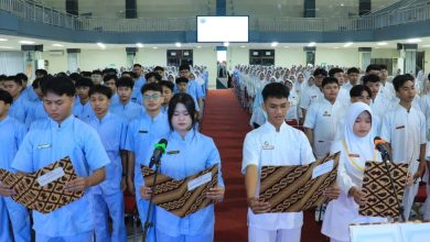 Mahasiswa FIKES UMP mengikuti prosesi Ucap Janji Tenaga Kesehatan di auditorium kampus Universitas Muhammadiyah Purwokerto.