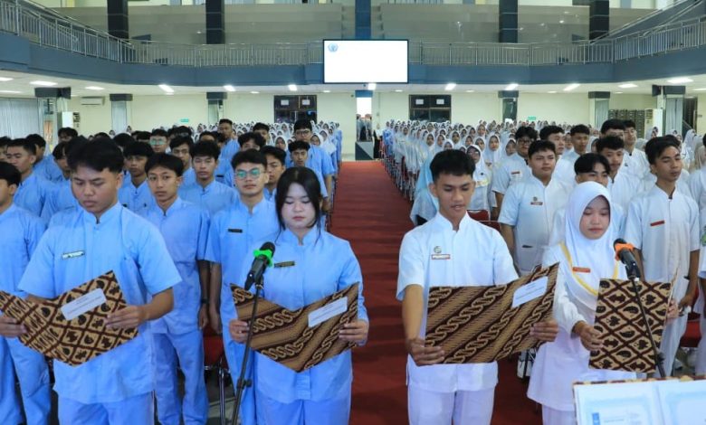 Mahasiswa FIKES UMP mengikuti prosesi Ucap Janji Tenaga Kesehatan di auditorium kampus Universitas Muhammadiyah Purwokerto.
