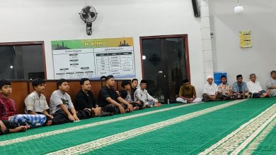 Jamaah Muhammadiyah Kertosari dan anak-anak MCC Putra duduk khidmat mengikuti kajian rutin tentang kebersihan dalam Islam di Masjid Al Aitam Temanggung.