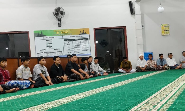 Jamaah Muhammadiyah Kertosari dan anak-anak MCC Putra duduk khidmat mengikuti kajian rutin tentang kebersihan dalam Islam di Masjid Al Aitam Temanggung.