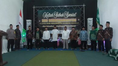 Panitia dan tamu undangan berfoto bersama di atas panggung dalam acara Hari Ber-Muhammadiyah PCM Ngadirejo.