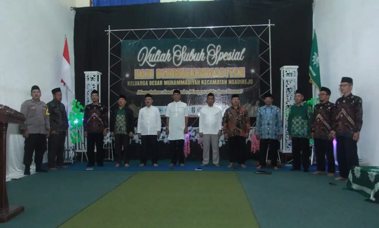 Panitia dan tamu undangan berfoto bersama di atas panggung dalam acara Hari Ber-Muhammadiyah PCM Ngadirejo.