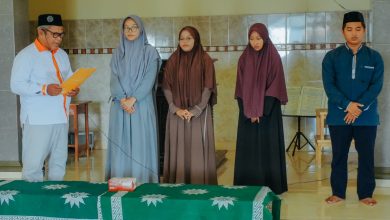 Pelantikan Pengurus KLC Lazismu di PPM KH. Mas Mansur Wanasari Brebes, prosesi pembacaan sumpah oleh Ketua Lazismu Daerah Brebes, Bashori.