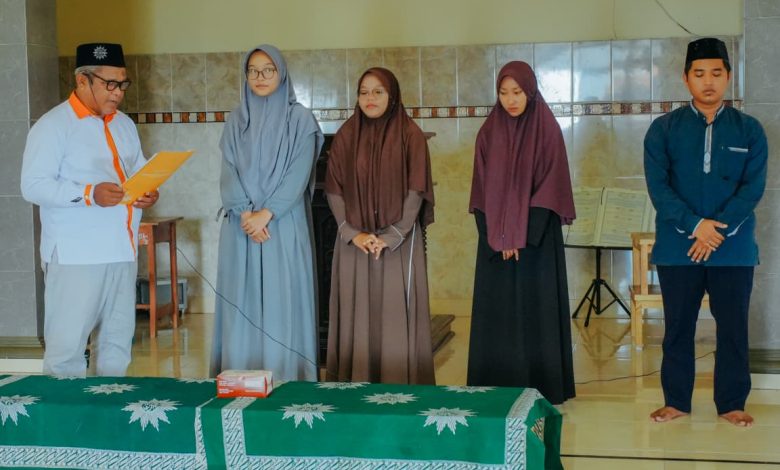 Pelantikan Pengurus KLC Lazismu di PPM KH. Mas Mansur Wanasari Brebes, prosesi pembacaan sumpah oleh Ketua Lazismu Daerah Brebes, Bashori.