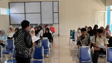 Suasana ruang pendaftaran PMB STKIP Muhammadiyah Blora Gelombang 2 dengan Ketua Panitia berbaju batik memberikan pengarahan di depan calon mahasiswa baru yang duduk rapi.