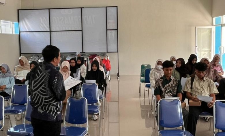 Suasana ruang pendaftaran PMB STKIP Muhammadiyah Blora Gelombang 2 dengan Ketua Panitia berbaju batik memberikan pengarahan di depan calon mahasiswa baru yang duduk rapi.