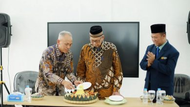 Rektor UMS Prof. Dr. Harun Joko Prayitno, M.Hum. memotong tumpeng saat peresmian SD UMS Global Citizen Kartasura.