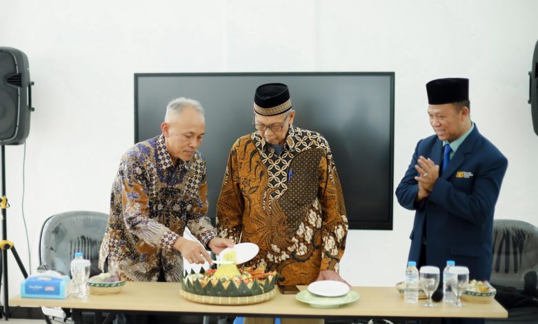 Rektor UMS Prof. Dr. Harun Joko Prayitno, M.Hum. memotong tumpeng saat peresmian SD UMS Global Citizen Kartasura.