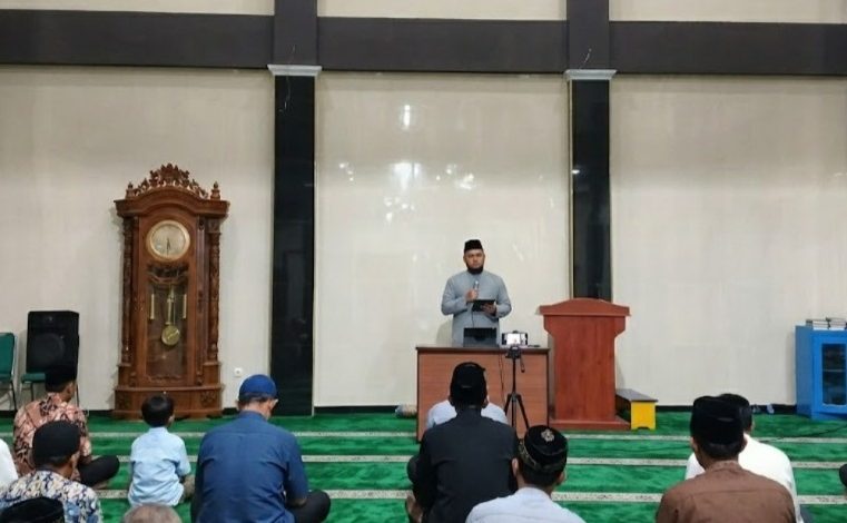 Ustadz Afif Fauzi menyampaikan materi tentang makna ibadah haji dalam Kajian Ahad Pagi Pimpinan Ranting Muhammadiyah (PRM) Bolang di Masjid Baiturrahman Temanggung.