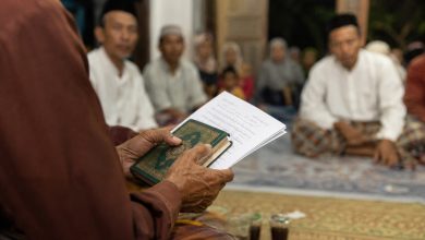 Jamaah pengajian di Masjid Gaden mendengarkan tausiyah dari Ustadz di Pengajian Rutin PRM Ganduwetan