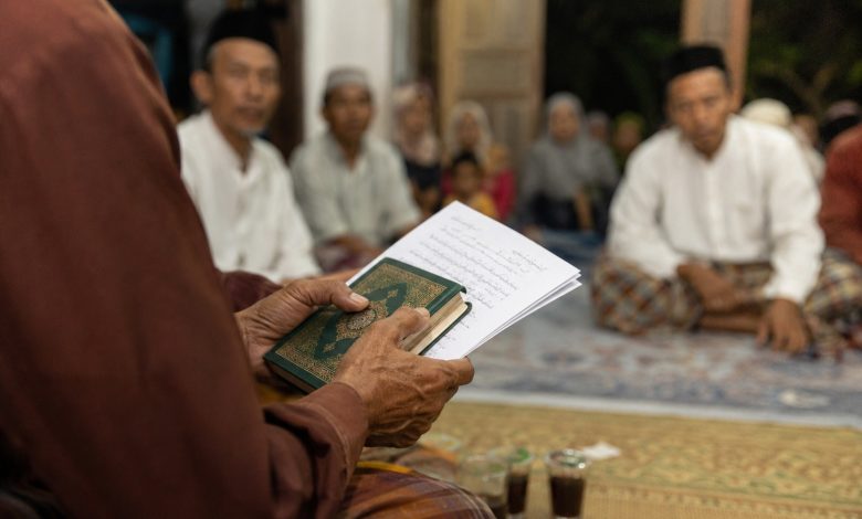 Jamaah pengajian di Masjid Gaden mendengarkan tausiyah dari Ustadz di Pengajian Rutin PRM Ganduwetan