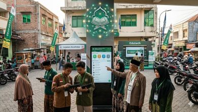Kolaborasi lintas generasi kader Muhammadiyah menggunakan tablet dan sistem digital SatuMu di lingkungan amal usaha untuk pelayanan kesehatan dan pendidikan.