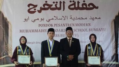 Tiga santri berprestasi MBS Bumiayu bersama Mudir dalam acara Haflah Takhoruj Angkatan III sambil memegang sertifikat tahfidz.