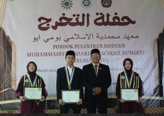 Tiga santri berprestasi MBS Bumiayu bersama Mudir dalam acara Haflah Takhoruj Angkatan III sambil memegang sertifikat tahfidz.