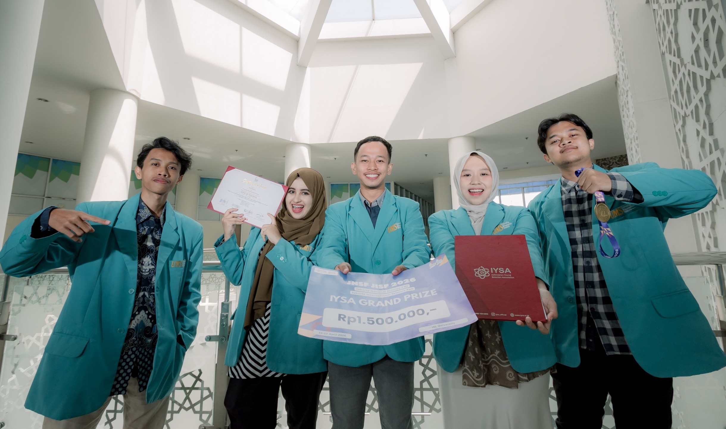 Seorang mahasiswi UMS berhijab mendampingi anak laki-laki menggunakan inovasi Karpet RABA sebagai media stimulasi anak ADHD.
