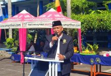 Ketua PDM Wonosobo Drs. H. Bambang WEN, MM memberikan sambutan di podium saat pembukaan Anniversary ke-29 SMK Mutu Wonosobo.